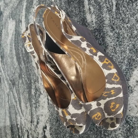 (9M) Tahari ❤ ❤ Animal Print Wedge ❤ Hot ❤ Summer ❤ Vacay ❤ - Picture 4 of 9